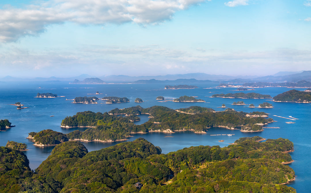 Wunderschöne Vogelperspektive auf eine Meereslandschaft der Kujkushima-Inseln, die vor Sasebo liegen, berühmt für seine sägezahnige Küste mit mehreren Inseln, die Teil des Saikai-Nationalparks in Kyushu sind.