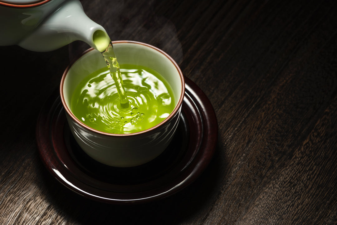 japanischer Sencha wird in eine Tasse gegossen wird