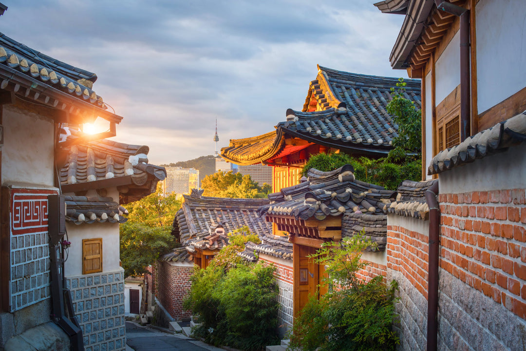 Bukchon Hanok Village in Downtown Seoul am Morgen mit wundervoller Sonne