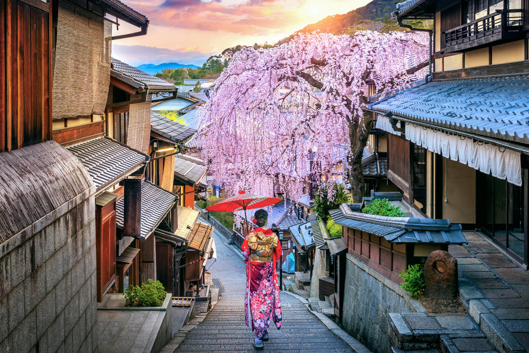 Frau, die im Frühling im historischen Stadtteil Higashiyama, Kyoto in Japan, japanische traditionelle Kimono-Spaziergänge trägt.